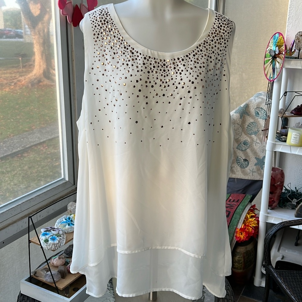 Alfani white lined top with gold studs